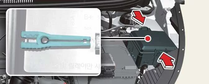 Replacement fuse being fitted in the Kia Picanto interior fuse panel